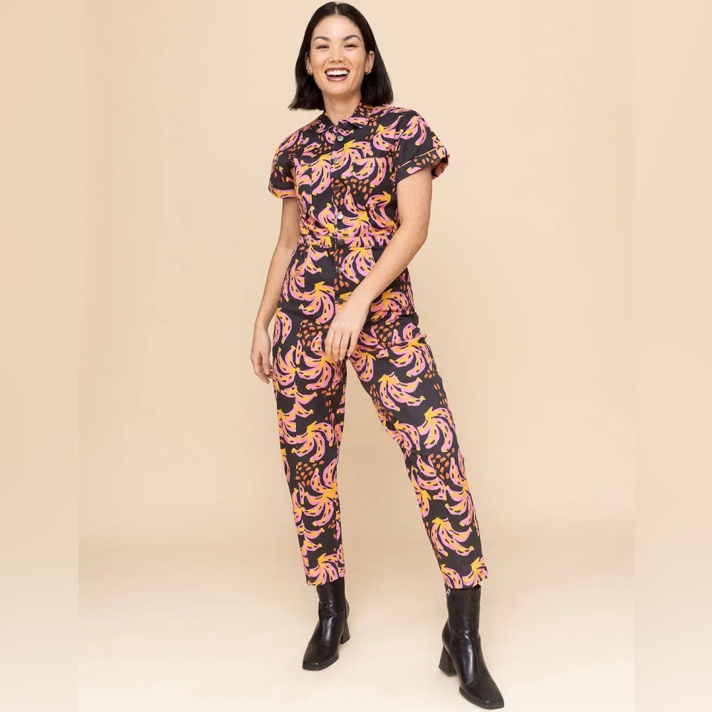 Women's Short-Sleeve Printed Jumpsuit in Black & Pink